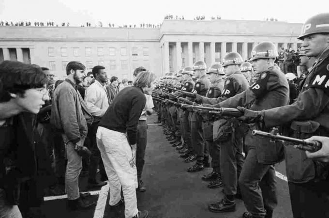 Fotografi av demonstranter ved Pentagon i 1967