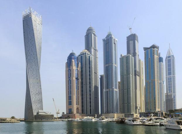 De 73 etasjene i Dubai Cayan Tower er vridd 90 grader fra bunn til topp