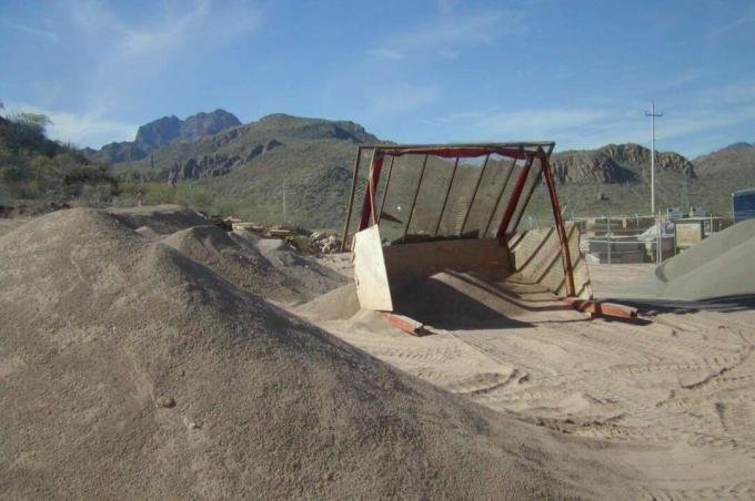 vinklede skjermer festet til metallstolper satt i hauger av sand