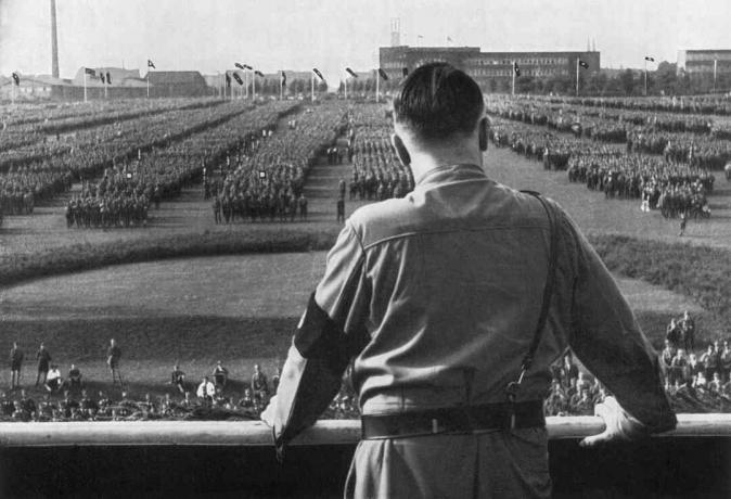Tysk Fuhrer og nazistleder Adolf Hitler henvender seg til soldater på et nazistmøte i Dortmund, Tyskland