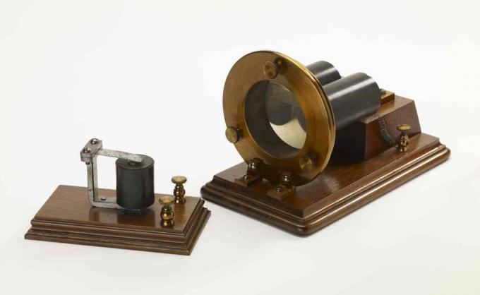 harmonisk telegrafmottaker ble opprettet av Alexander Graham Bell rundt 1876.