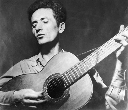 Woody Guthrie spiller gitar