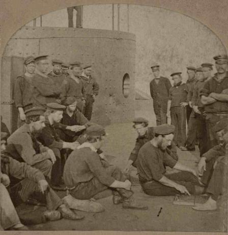 Seilere av monitoren slapper av på dekk sommeren 1862.