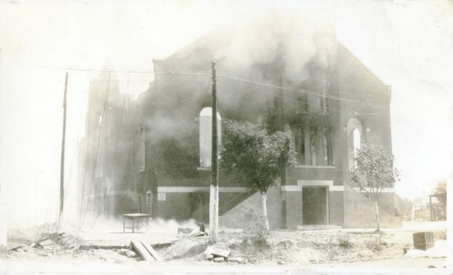 Skadet Greenwood distriktskirke etter Tulsa Race Massacre, Tulsa, Oklahoma, juni 1921.