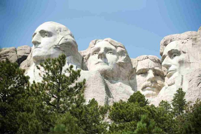 Lavvinkelsikt av Mt Rushmore nasjonalt monument mot klar himmel