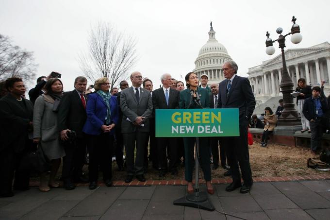 Demokratiske lovgivere Rep. Alexandria Ocasio-Cortez And Sen. Ed Markey avslører deres grønne New Deal-resolusjon