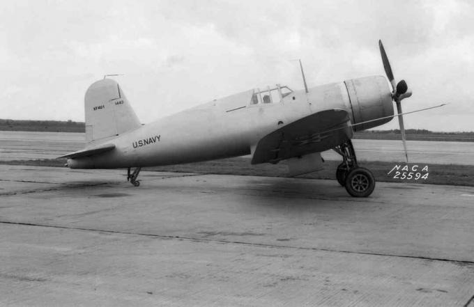 Chance Vought XF4U-1 Corsair prototype sittende på asfalten.