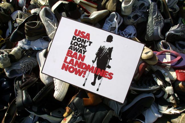 Et forbud mot landminer er plassert på en pyramide stablet opp av sko samlet de siste månedene av den amerikanske kampanjen for å forby landminer.