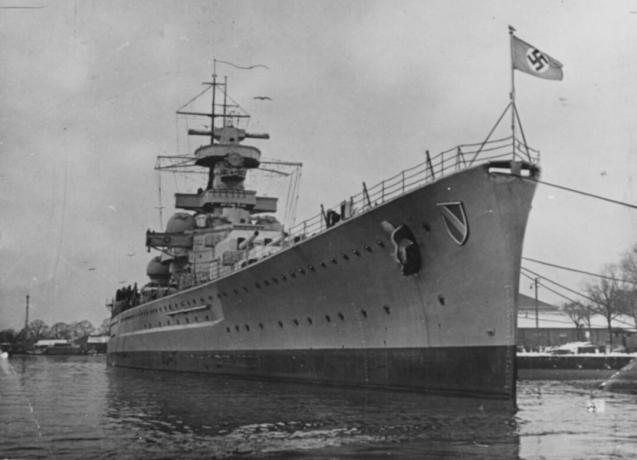 Scharnhorst bundet opp ved en brygge.