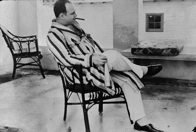 Den amerikanske gangsteren Al Capone ('Scarface') (1899 - 1947) slapper av i sitt feriehus, Miami, Florida, 1930.