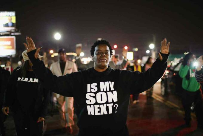 Protestor iført en "Is My Son Next" T-skjorte under opptøyene i 2014 i Ferguson, Missouri.