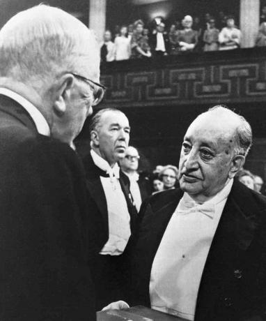 Kong Gustav Adolf presenterer Asturias med Nobelprisen