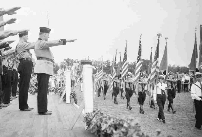 Foto av German American Bund som paraderer på leiren i New Jersey.