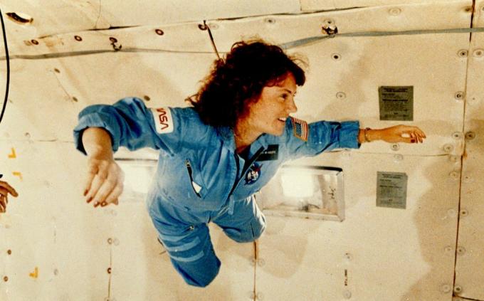 Christa McAuliffe gjennomgikk vektløs trening i NASAs