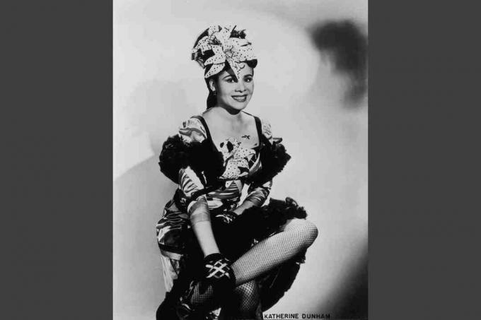 Katherine Dunham omkring 1945, iført dansekostyme med ruffle tufter og kunstige orkideer