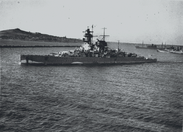 Lommeslagskip Admiral Graf Spee dampende i River Plate, Sør-Amerika med frakt i bakgrunnen.