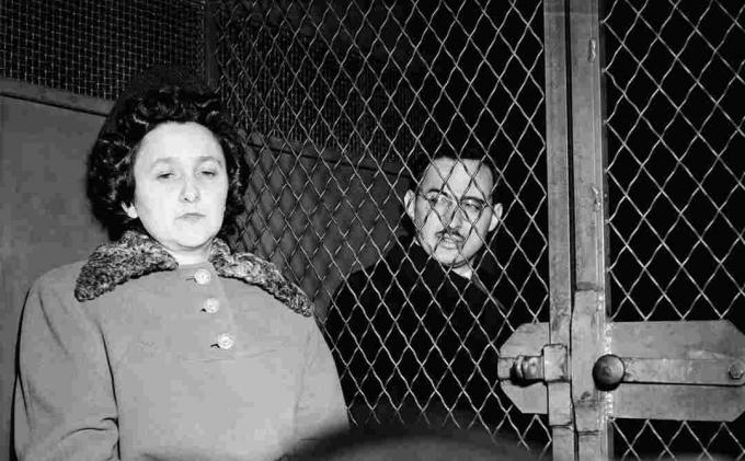 Nyhetsfoto av Ethel og Julius Rosenberg i politiets varebil.