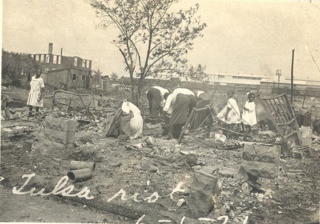 Folk som søker gjennom steinsprut etter Tulsa Race Massacre, Tulsa, Oklahoma, juni 1921.