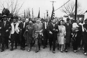 Martin Luther King Marches med sivile for borgerrettigheter.
