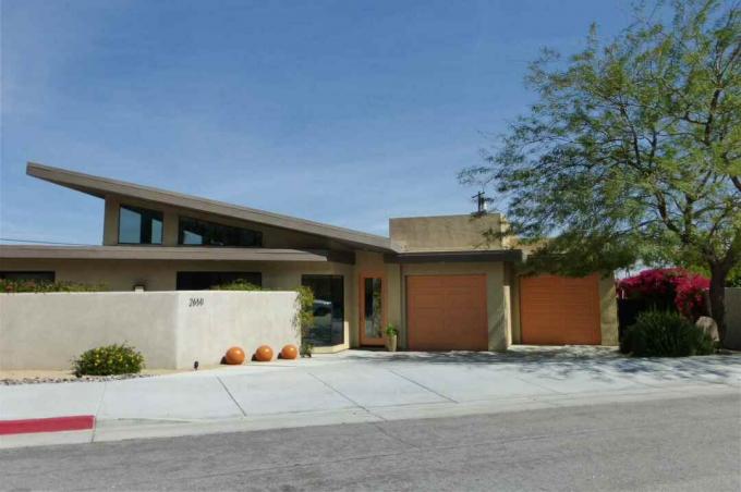 en historie asymmetrisk moderne hjem med vinklede tak