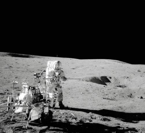 Apollo 14 landet på Månen og astronautene satte ut instrumenter og tok steinprøver.