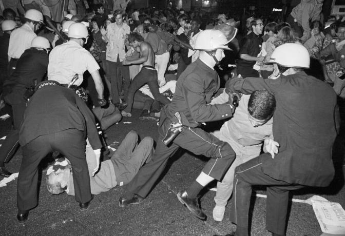Politi og demonstranter i Chicago i 1968
