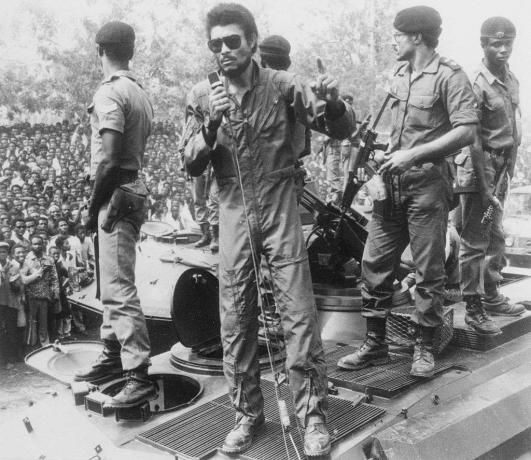 Jerry Rawlings i flydrakten sin og snakket inn i en mikrofon