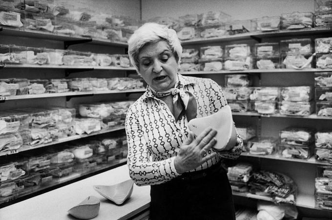 Ruth Handler i bod på protesebryst hun opprettet for mastektomipasienter, 1977