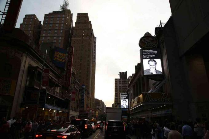 Markeringene på Broadway ble dempet ved solnedgang med et bilde av Shepard på alle skiltene