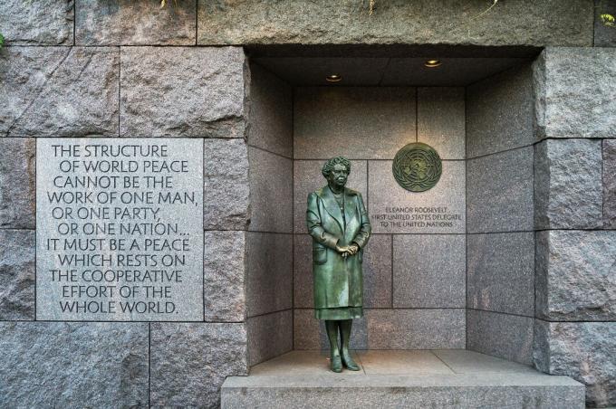 En bronsestatue av First Lady Eleanor Roosevelt som står foran FN