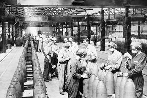 Kvinner som jobber i en ammunisjonsfabrikk under WWI, svart-hvitt fotografi.