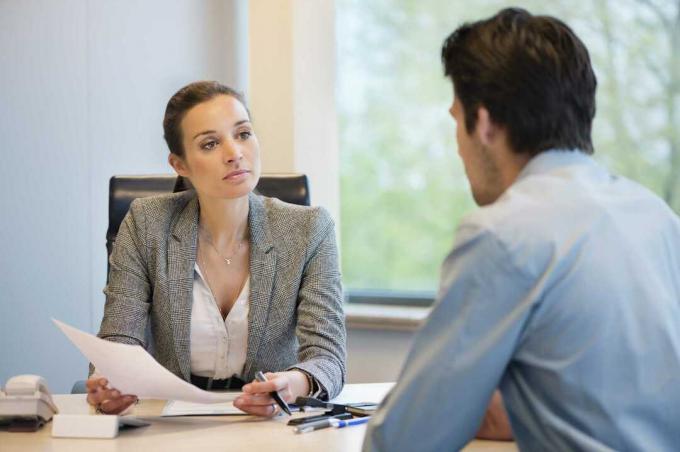 Entrevista formal entre una mujer y un varón.