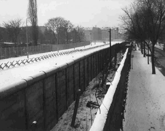 Liebenstrasse Utsikt over Berlinmuren med innervegg, grøft og barrikader.