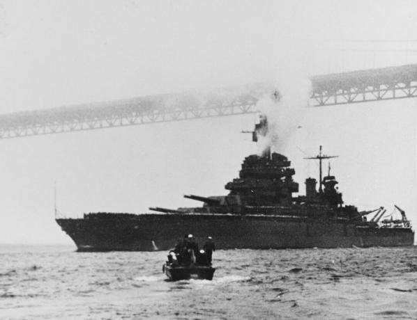 Slagskip USS Colorado passerer under Golden Gate Bridge.