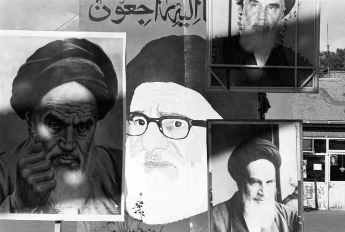 Plakater av Ayatollah Khomein vises i den amerikanske ambassadeforeningen.