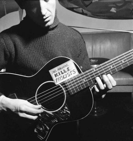 Woody Guthrie spiller gitar