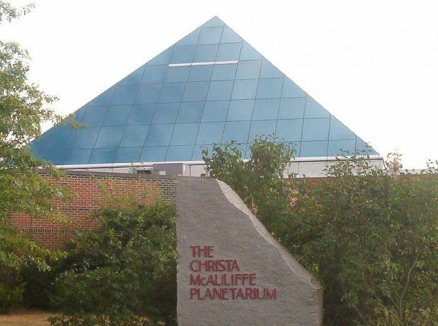 Et planetarium viet til minnet om Sharon Christa McAuliffe.