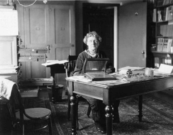 Annie Jump Cannon (1863-1941), sittende ved skrivebordet