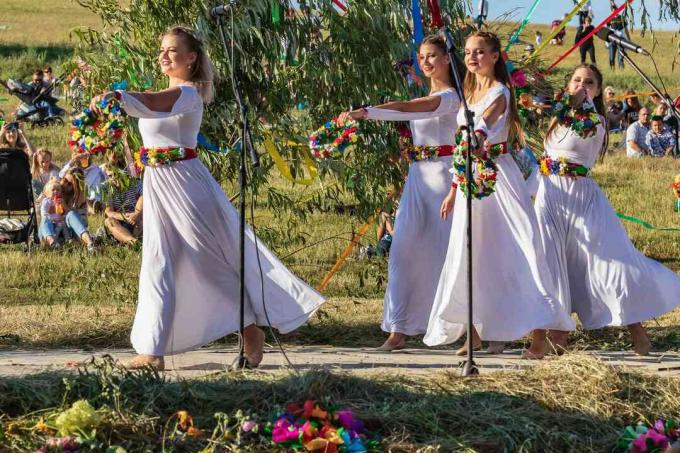 Den tradisjonelle årlige slaviske høytiden til Ivan Kupala i friluft på et stort felt.