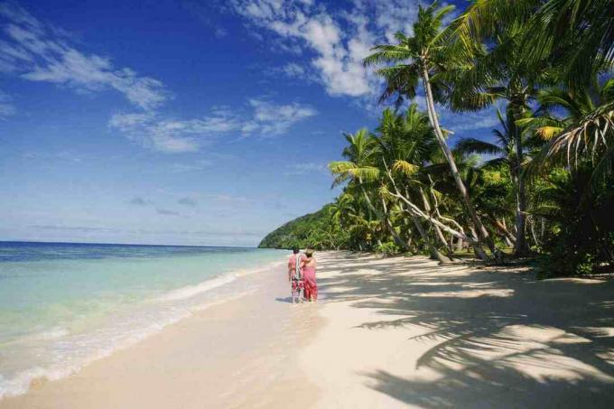 To personer som står på stranden, Fiji