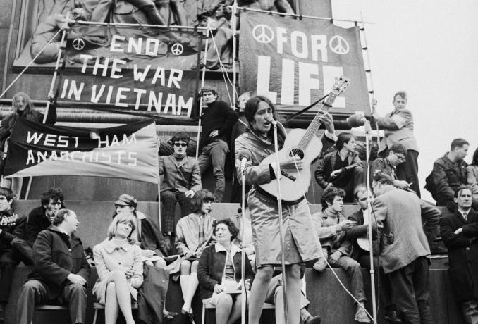 Joan Baez opptrer på et anti-krigsrally