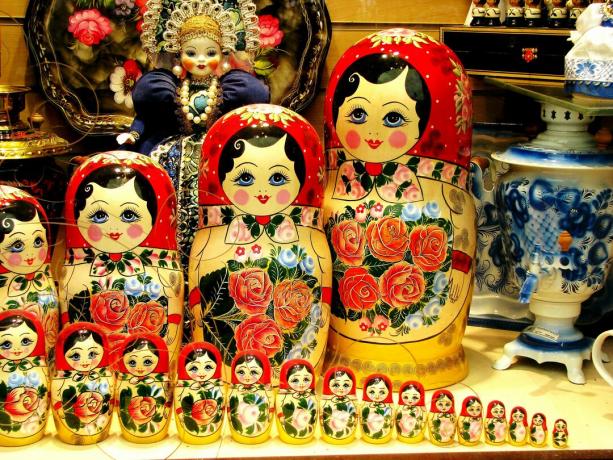Matryoshka dukker arrangert på bordet i butikken
