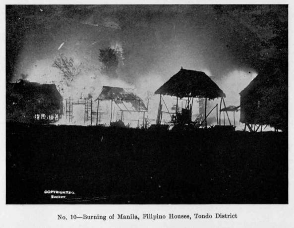 Nattutsikt over brenningen av Manila, med filippinske hus som går opp i flammer