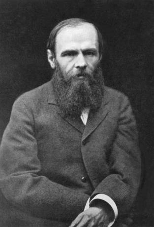 Svart-hvitt fotografi av Dostojevskij, skjeggete og iført frakk