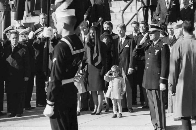 John F. Kennedy jr. Hilser sin far ved begravelse