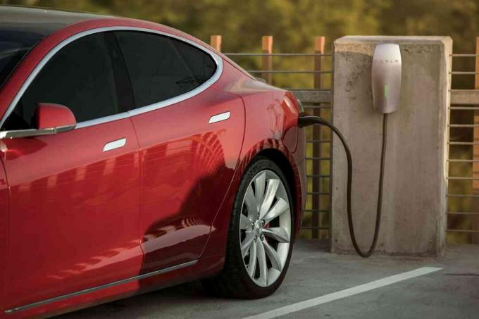 Tesla Motors elbil lader ved offentlig parkeringshus
