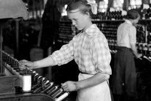En femten år gammel jente jobber som spooler-anbud på Berkshire Cotton Mills, i Adams, Massachussetts, 1917.