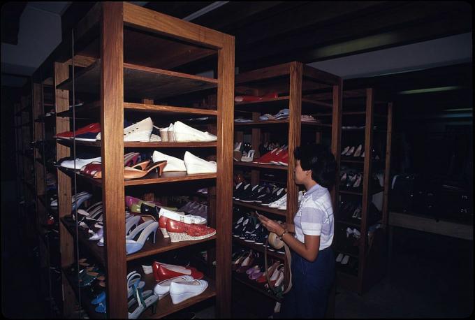 Imelda Marcos ’Shoes: En oversikt er laget av sko som tilhører tidligere førstedame på Filippinene, Imelda Marcos, i en kjeller under soverommet hennes på Malacanang Palace, Manila, 1986.