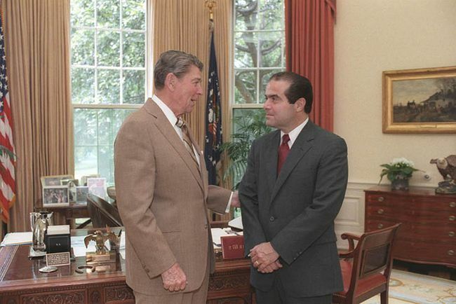 President Ronald Reagan snakker med høyesterettsdommer-nominerte Antonin Scalia på det ovale kontoret, 1986.