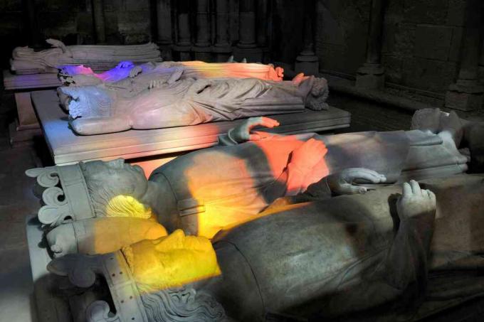 Liggende statuer av franske konger og glassreflekser, Saint-Denis-basilikaen, Paris, Frankrike